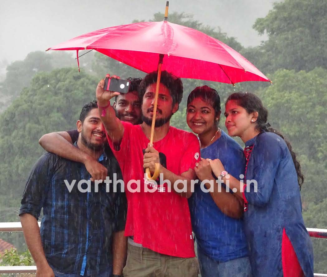 ಕೊಡಗಿನಲ್ಲಿ ಉತ್ತಮ ಮಳೆ : ಮಂಜು, ಮಳೆಗೆಂದೇ ಹರಿದು ಬಂತು ಪ್ರವಾಸಿಗರ ದಂಡು !